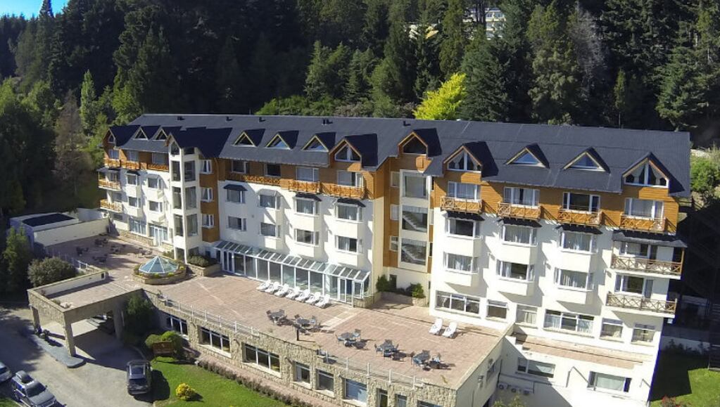 Un alud destrozó un hotel en Bariloche.