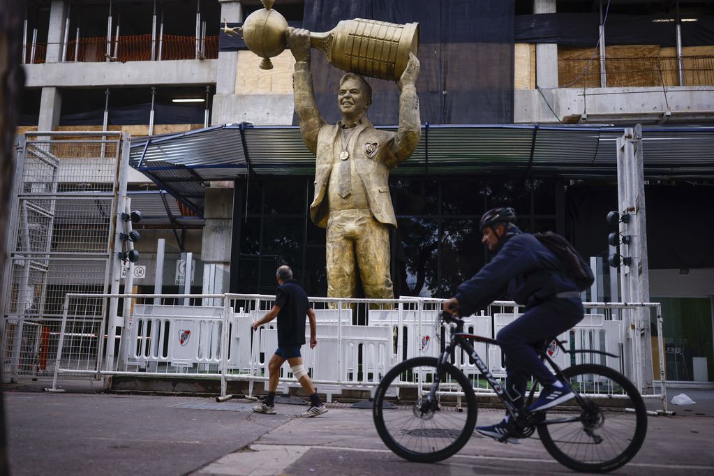 La estatua de Marcelo Gallardo. (AP Foto/Iván Fernández)