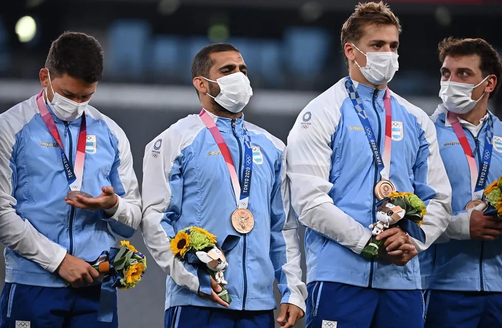 Los Pumas 7s reciben la medalla de bronce tras vencer a Gran Bretaña en el partido por el tercer y cuarto puesto de Tokio 2020.