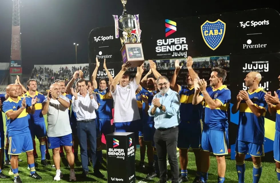 El intendente Jorge entregó la copa "Gobierno de Jujuy" al ganador del "Superclásico senior" jugado en el estadio "23 de Agosto".