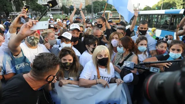 Multitudinaria y caótica marcha por Maradona en el Obelisco