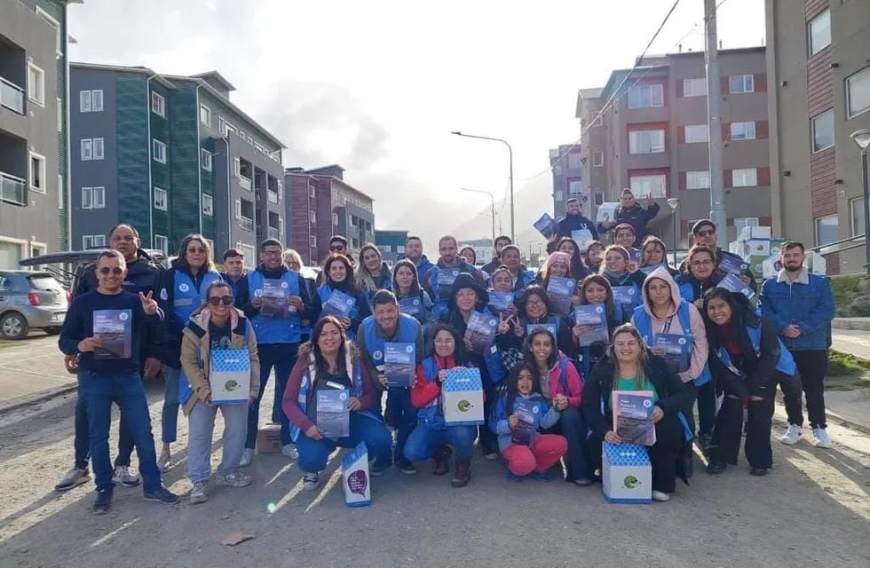 Familias de Ushuaia beneficiarias del ProCreAr recibieron bibliotecas
