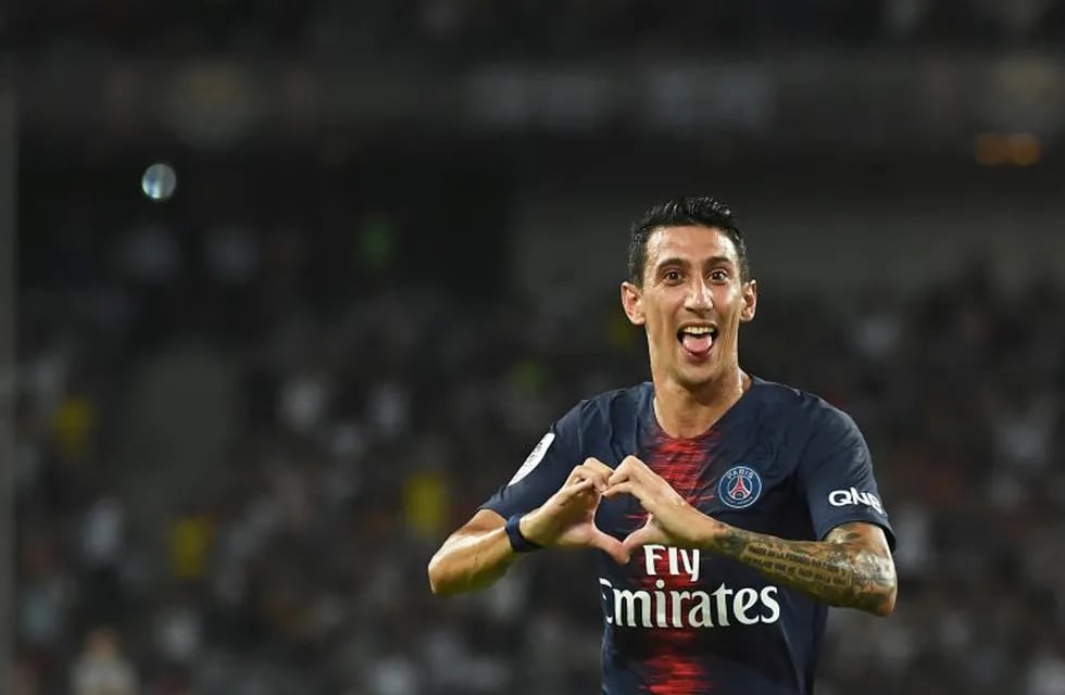 TOPSHOT - Paris Saint-Germain's Argentinian forward Angel Di Maria (L) celebrates after scoring a goal during the French Trophy of Champions (Trophee des Champions) football match between Monaco (ASM) and Paris Saint-Germain (PSG) on August 4, 2018,  in Shenzhen. / AFP PHOTO / Anne-Christine POUJOULAT