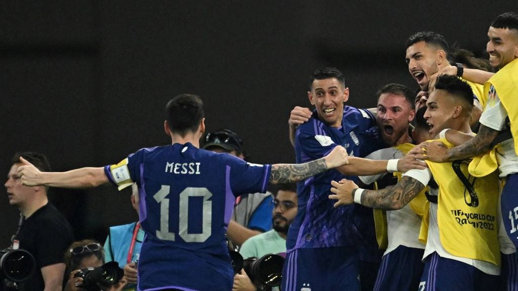 El plantel argentino festejando la victoria de la clasificación.