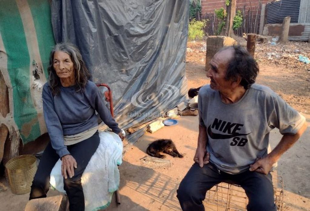 Carlos y su mujer se quedaron sin casa, cama, ropa, cocina y heladera por el incendio.