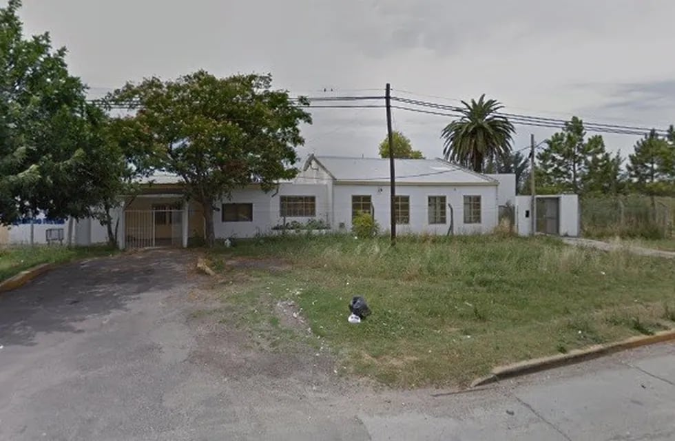 El edificio de la Escuela Primaria N° 72 y el Jardín de Infantes N° 972 fue objeto de robo y destrozos (Google Maps)
