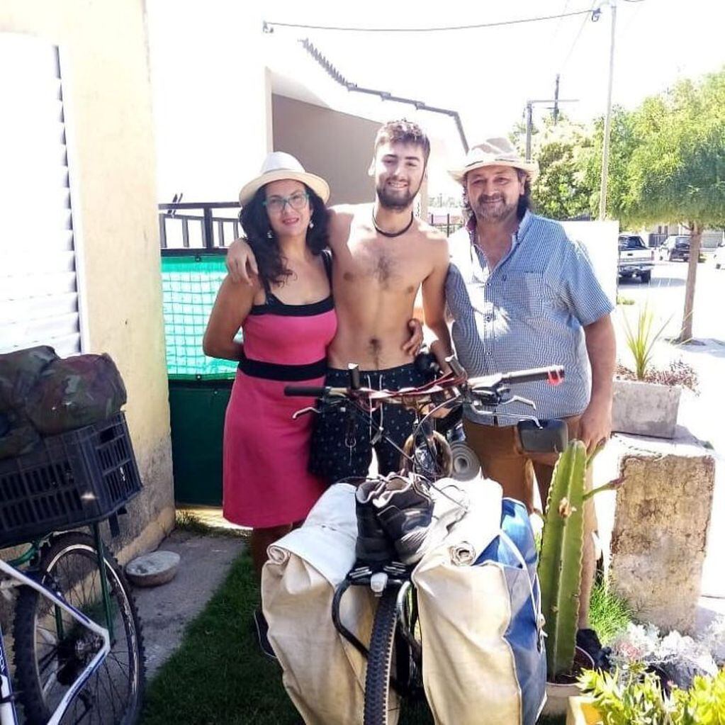 Cristian Domínguez y Francisco Mancini de Arroyito viajan en bicicleta al sur del país