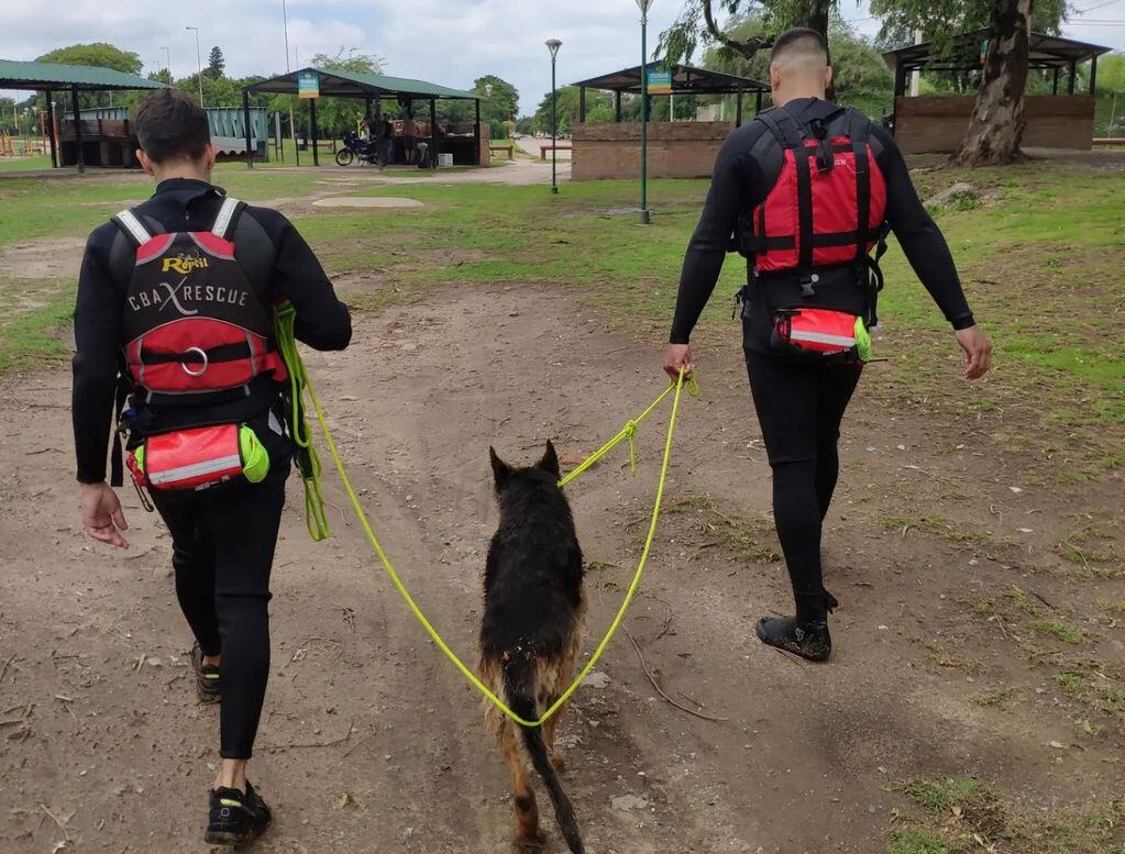 Bomberos de Arroyito salvaron un perro atrapado en la costa del Río Xanaes