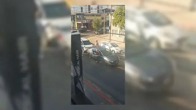 Un conductor pateó el auto de otro luego de una discusión de tránsito en Posadas