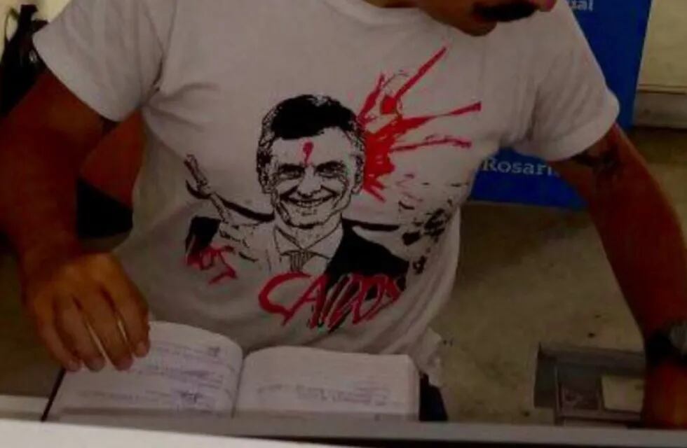 El empleado municipal estaba trabajando con una remera con la cara de Macri y un disparo en la cabeza. (@_charlycardozo)