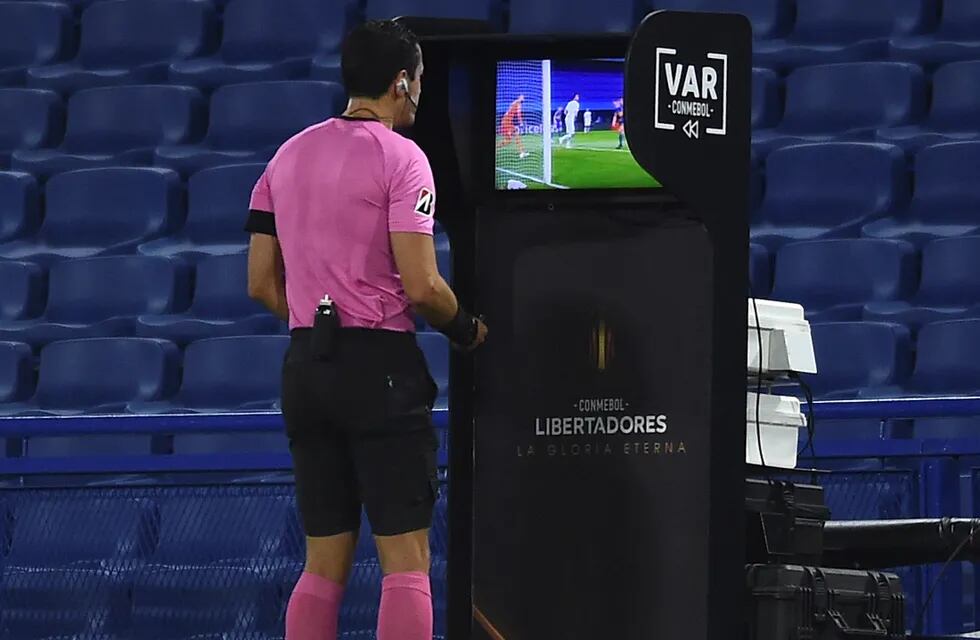 El árbitro principal de Boca-Mineiro, Andrés Rojas, y el encargado del VAR, Derlis López, fueron suspendidos por la Conmebol. (AP)
