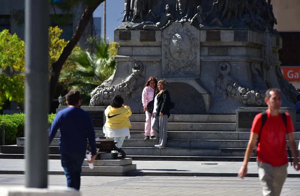 Turistas por la Plaza San Martin. Primer día de Semana Santa en Córdoba (Facundo Luque/La Voz)