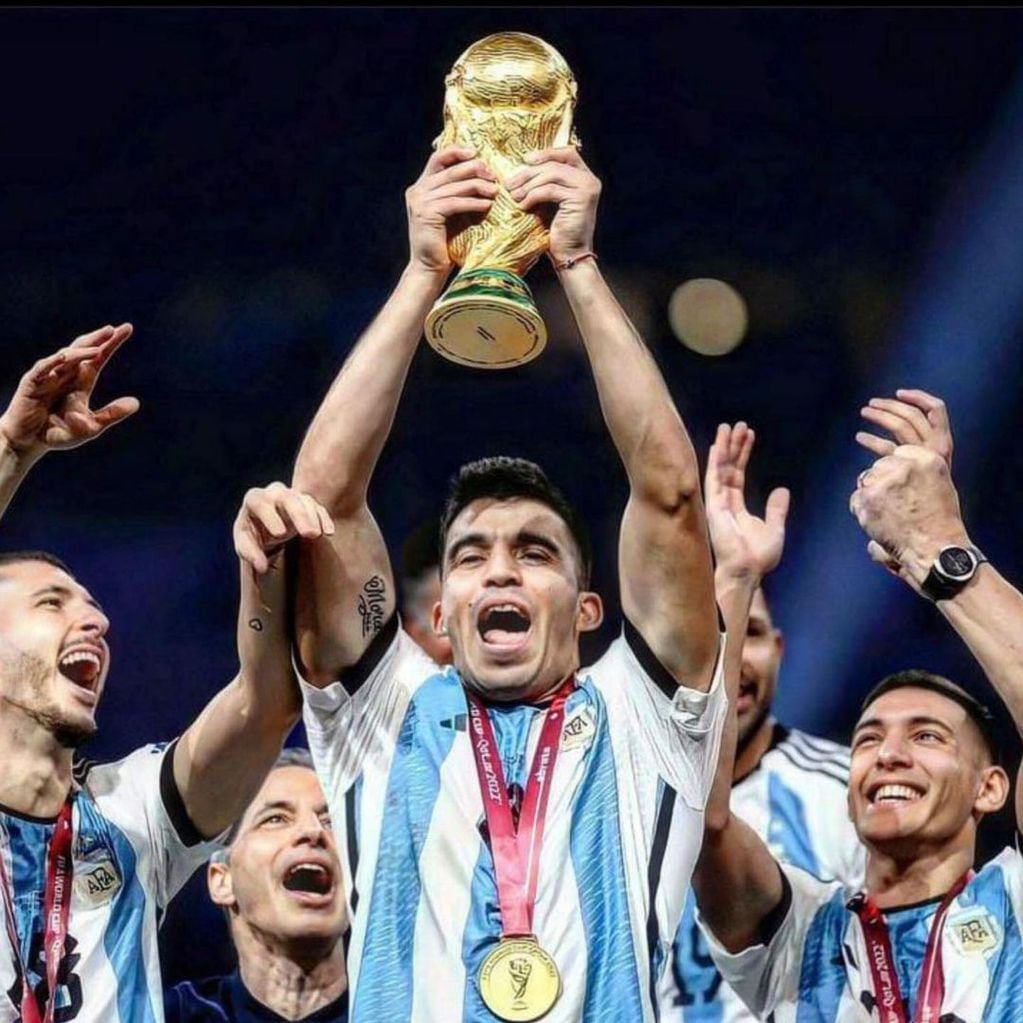 ¡Argentina campeón! Marcos Acuña sosteniendo la Copa del Mundo.
