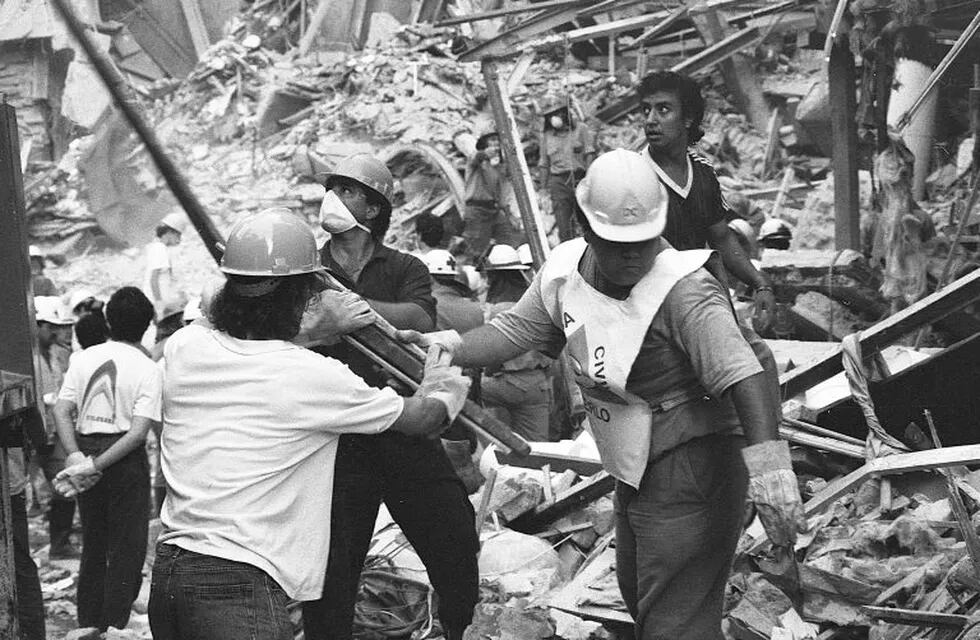 Buenos aires, Argentina. 18th March 1992 -- Attack on Israeli Embassy in Buenos Aires as people are helped out from the rubble. -- A terrorist attack on the Israeli Embassy in Argentina took place on March 17, 1992 caused 29 dead and 242 wounded. The atta