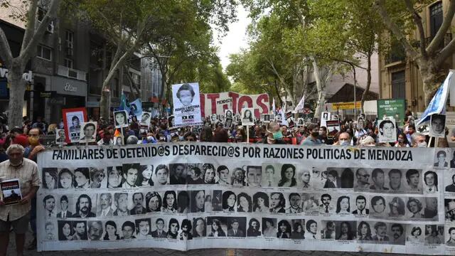 En fotos: masiva marcha de los organismos de los DDHH por el Día de la Memoria en Mendoza