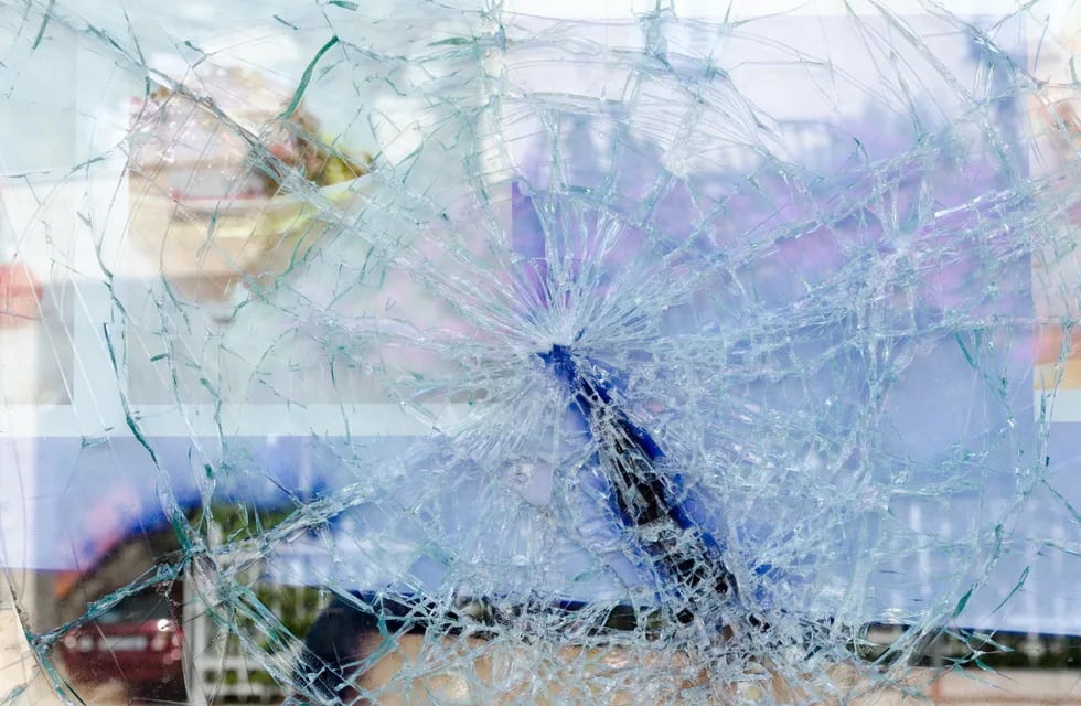 La pareja agredió al empleado y rompió la vidriera de la concesionaria. (Imagen ilustrativa)
