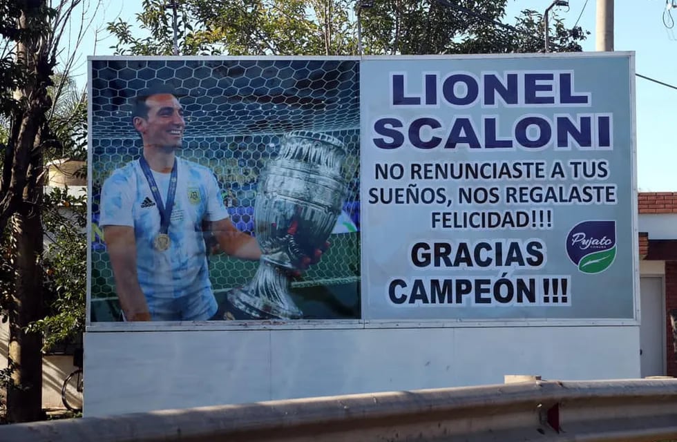 Se colocaron dos carteles en honor a Lionel Scaloni en los ingresos a Pujato (Comuna de Pujato)
