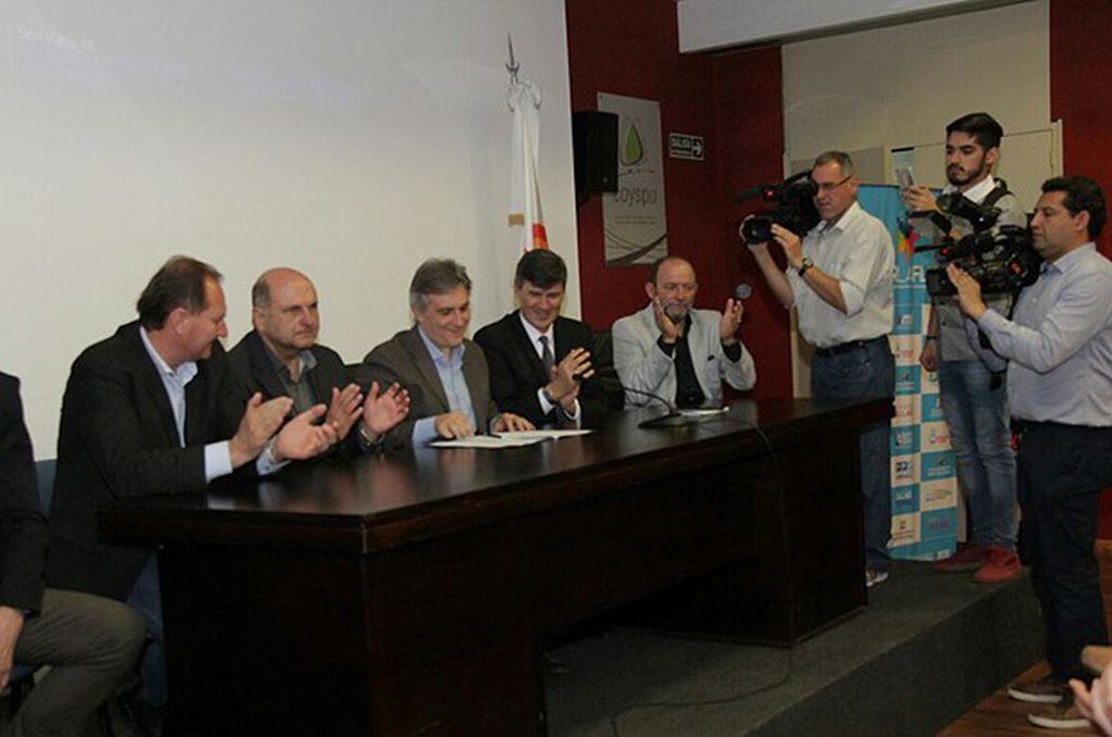 En el 2018 el vice gobernador, Martín Llaryola, firmaba el acuerdo para realizar las obras en el aeródromo.
