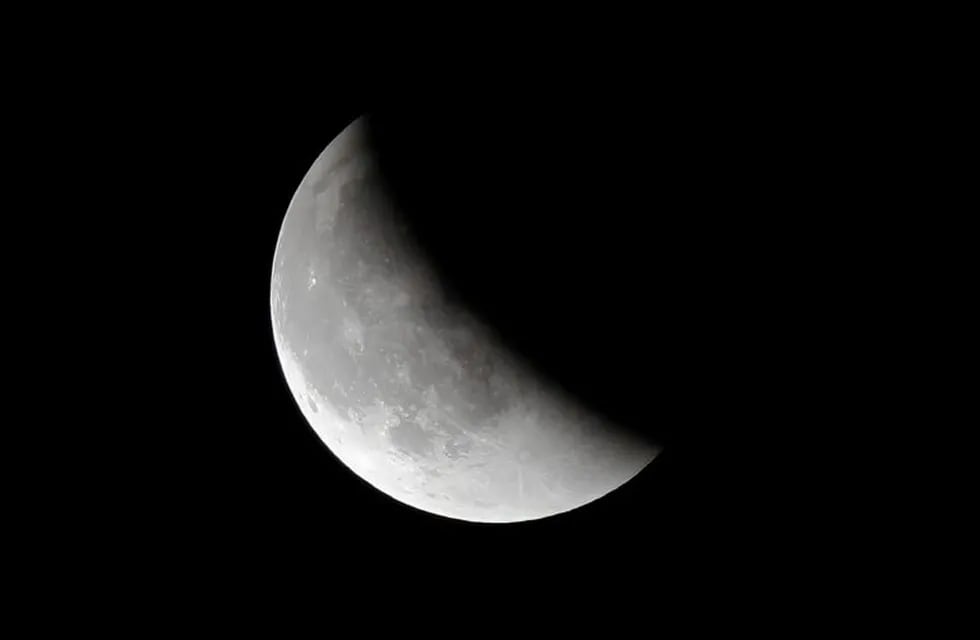 The super blue moon is seen during a total lunar eclipse in Beijing, China, January 31, 2018. REUTERS/Damir Sagolj   fenomeno astronomico eclipse total de Superluna azul astronomia super luna