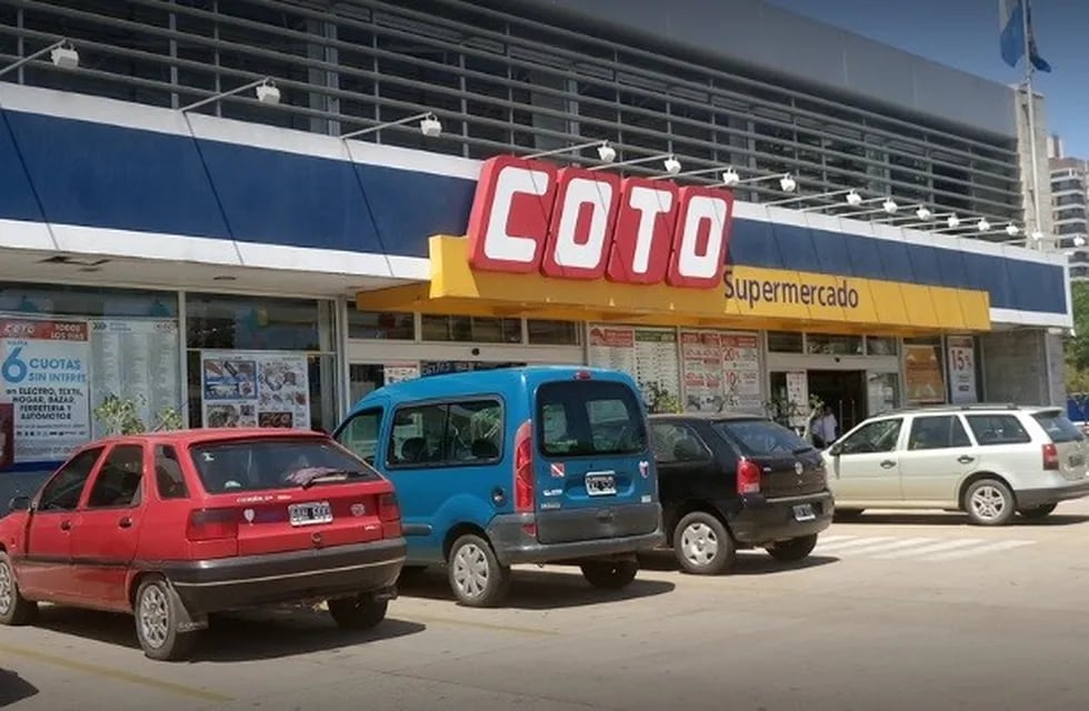 Un cajero de supermercado Coto le salvó al vida a una clienta en Santa Fe. (Sebastián Pensiero)