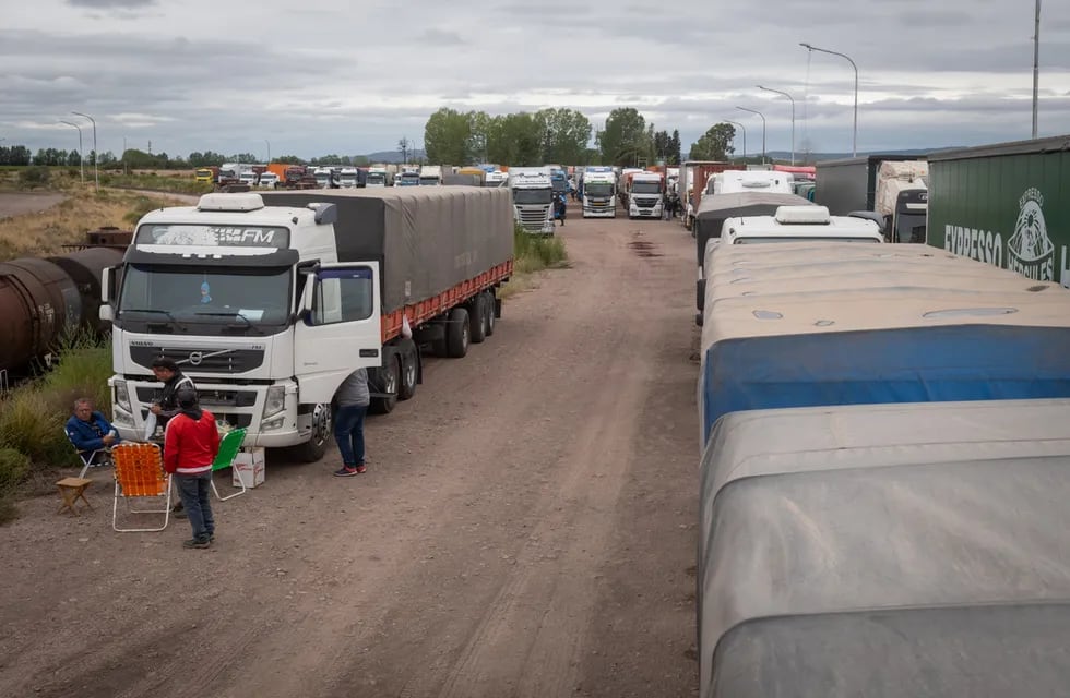 Miles de caminoes se encuentran varados en Mendoza a la espera de que Chile flexibilice los controles sanitarios en Los Libertadores. Ignacio Blanco / Los Andes
