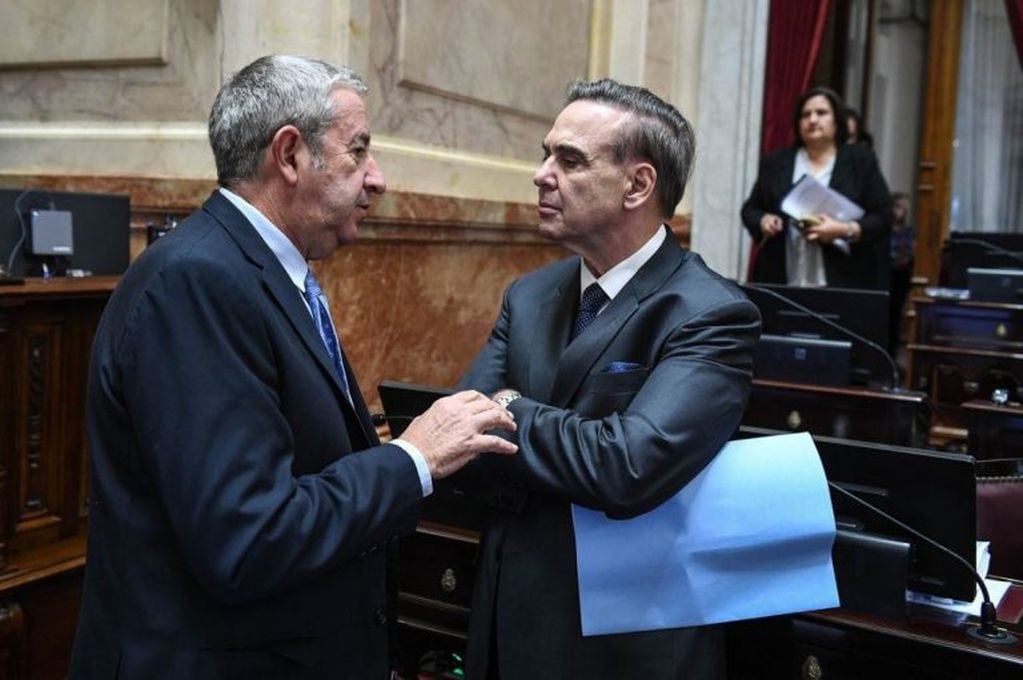 Julio Cobos, junto al también senador y actual candidato a vicepresidente de Juntos por el Cambio, Miguel Ángel Pichetto. Crédito: Archivo.