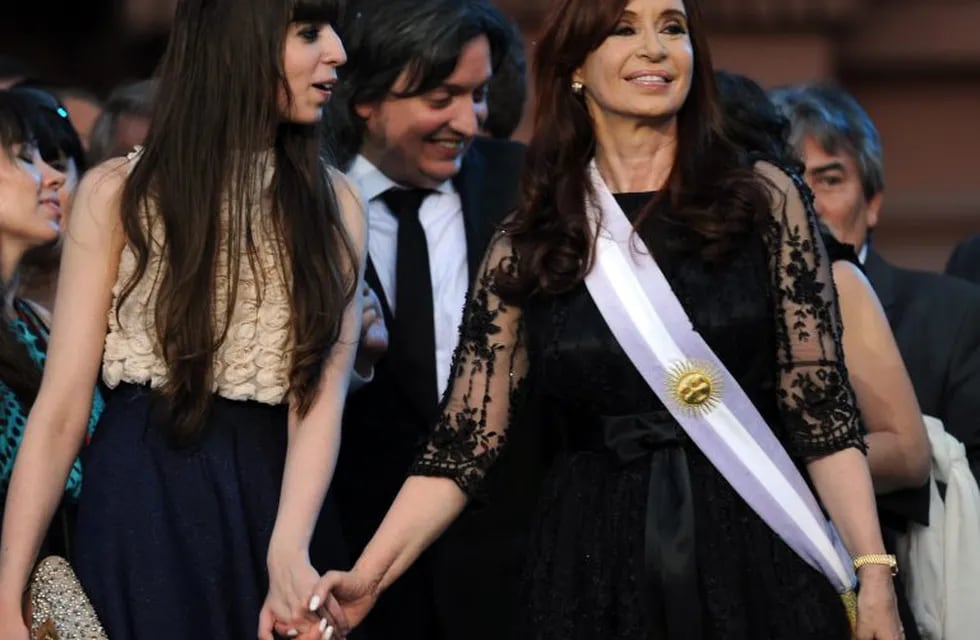 Florencia, Máximo y Cristina Kirchner. (AFP)