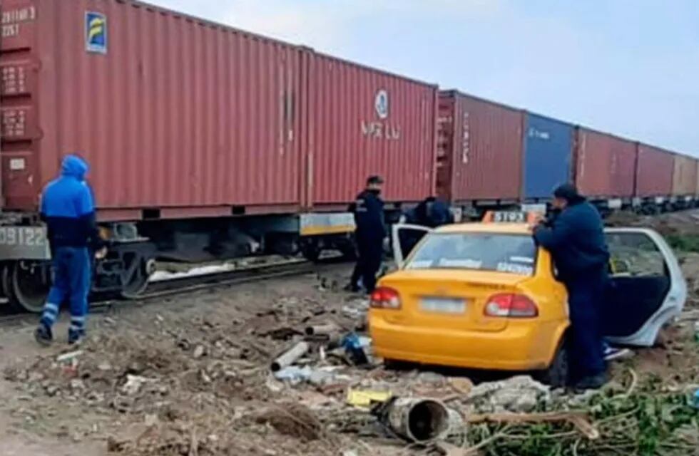 El taxi fue arrollado por un tren de carga, en Córdoba.
