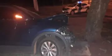 Montecarlo: un automóvil perdió el control y colisionó contra un árbolq