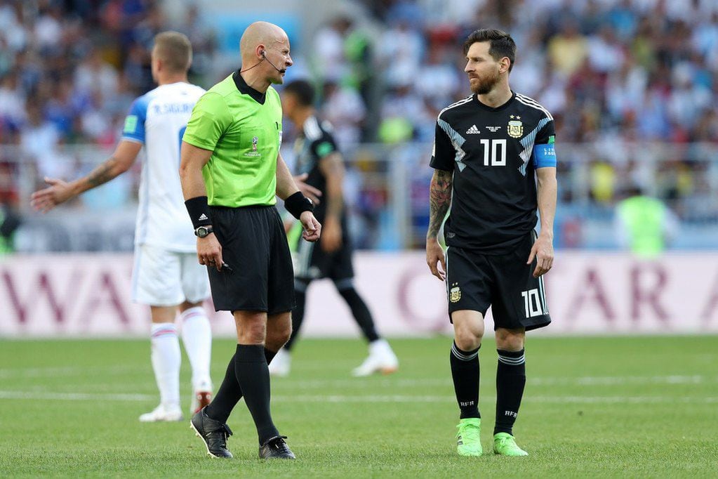 El polaco Czymon Marciniak serña el árbitro del partido entre la Selección Argentina y Australia.