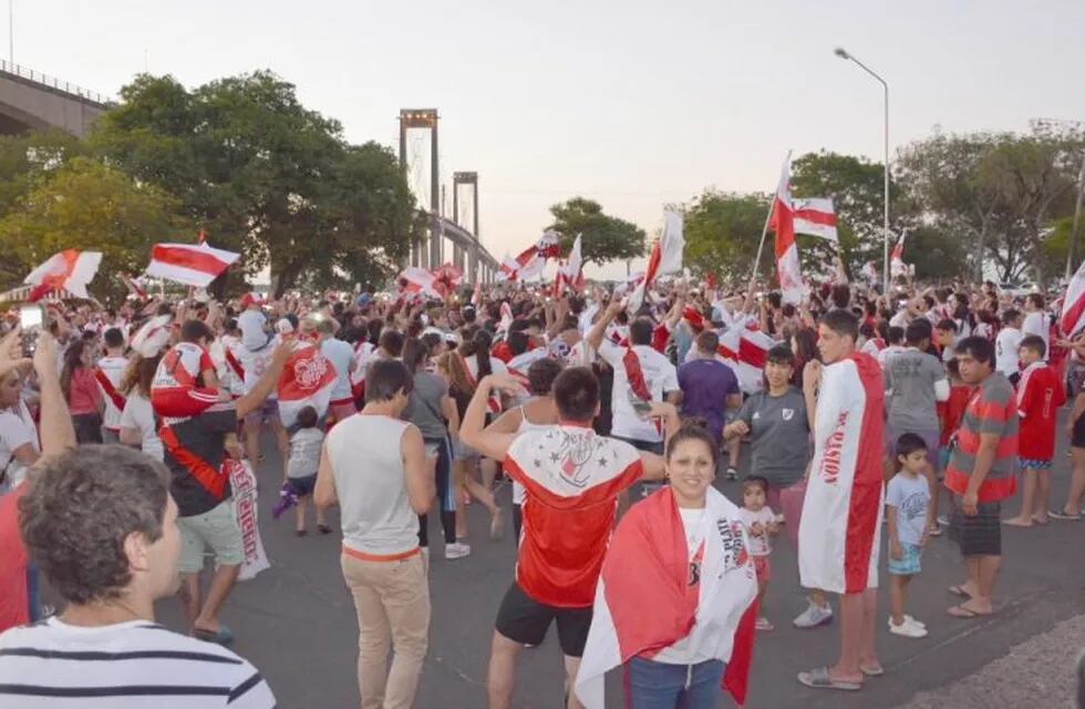 Festejos por la victoria de River en La Costanera de Corrientes. (Foto: Diario Época).