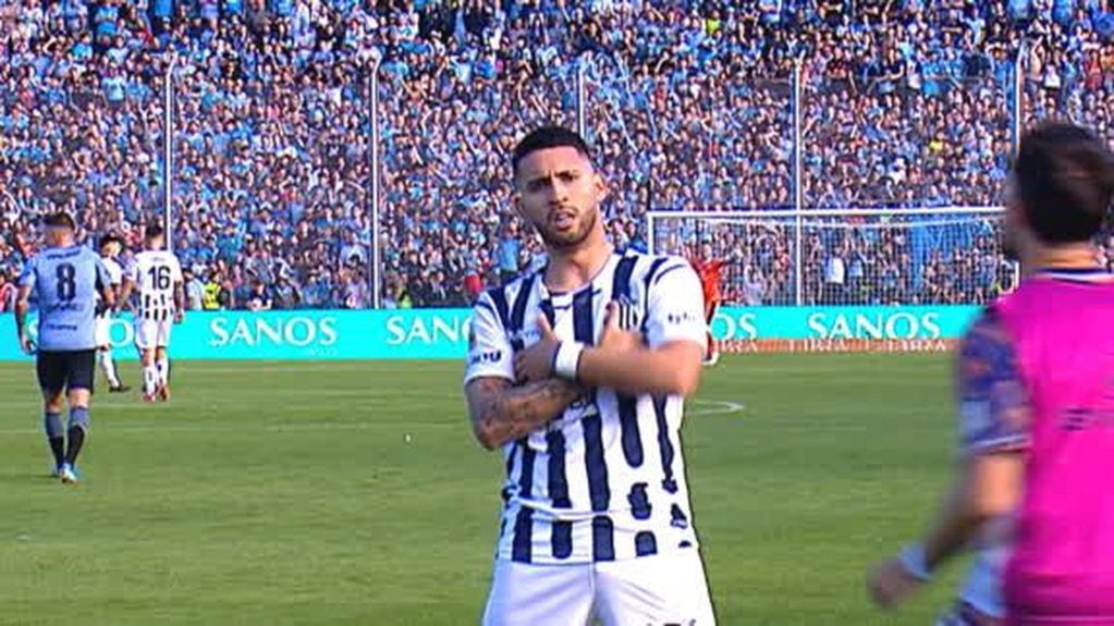 Nahuel Bustos puso el 1 a 1 con un gol de su categoría en el Belgrano-Talleres. Otro más que le anota al Pirata.