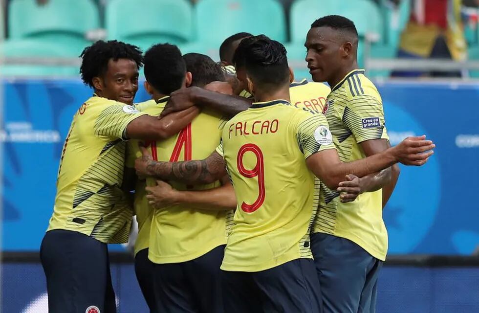 Colombia soccer players celebrate Gustavo Cuellar's goal against Paraguay during a Copa America Group B soccer match at the Arena Fonte Nova in Salvador, Brazil, Sunday, June 23, 2019. (AP Photo/Ricardo Mazalan)