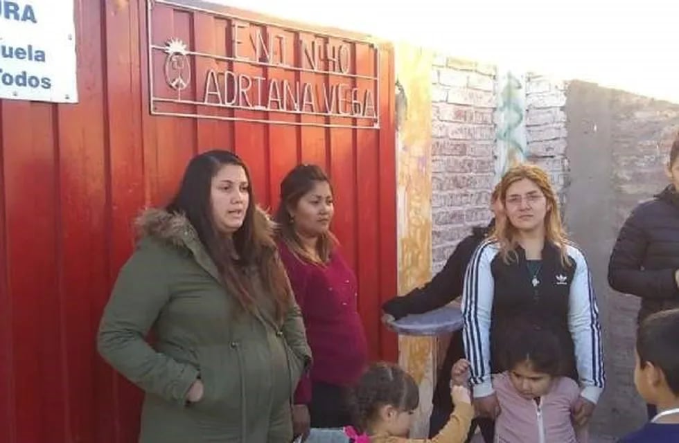 Las madres del ENI 40 se manifestaron en la puerta de la escuela.