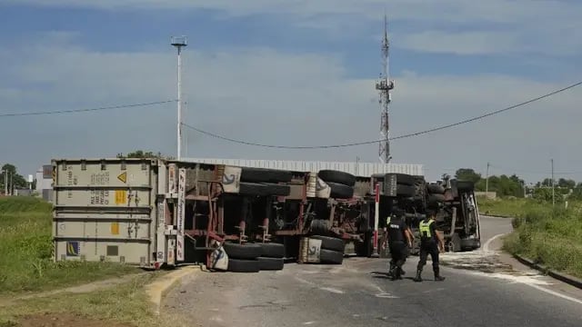 camionero volcó en circunvalación de Rosario