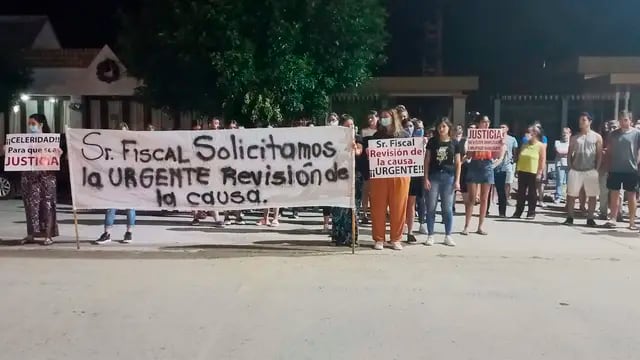 Vecinos de Del Campillo movilizados para pedir el esclarecimiento del abuso sexual a la menor de 15 años. (Puntal)