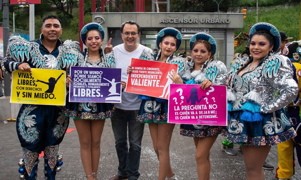 Integrantes de un ballet de saya participaron activamente de la difusión de la campaña "Carnaval Seguro y Responsable" que comenzó este jueves en la capital jujeña.