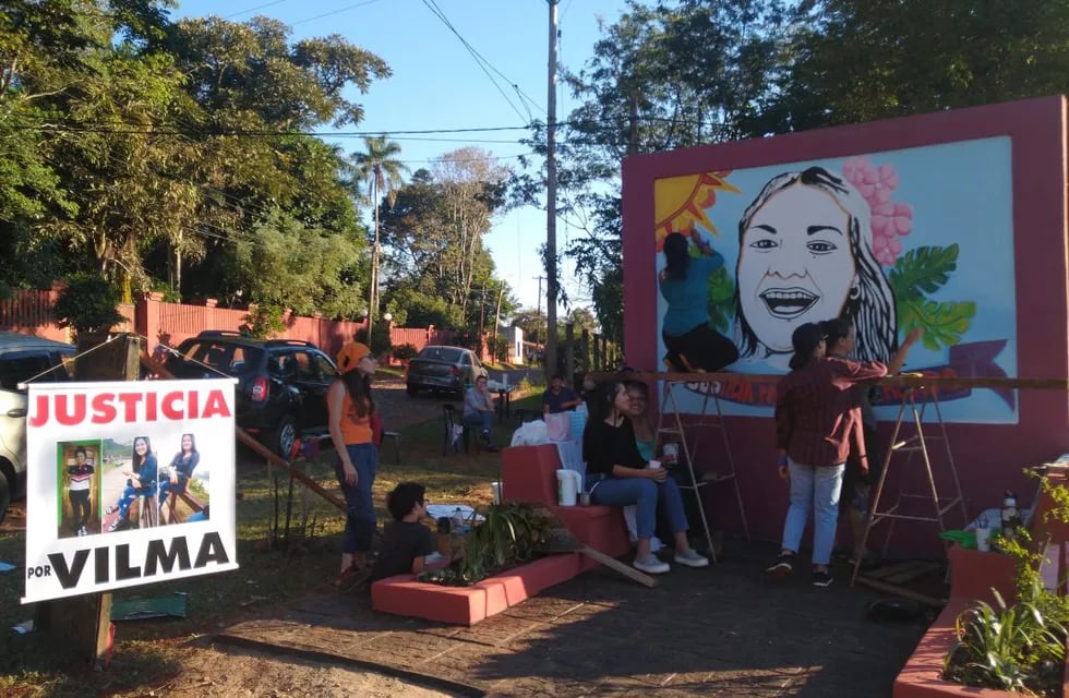 El mural se ubica en el ingreso al barrio Las Orquídeas, donde residía Vilma Mercado.