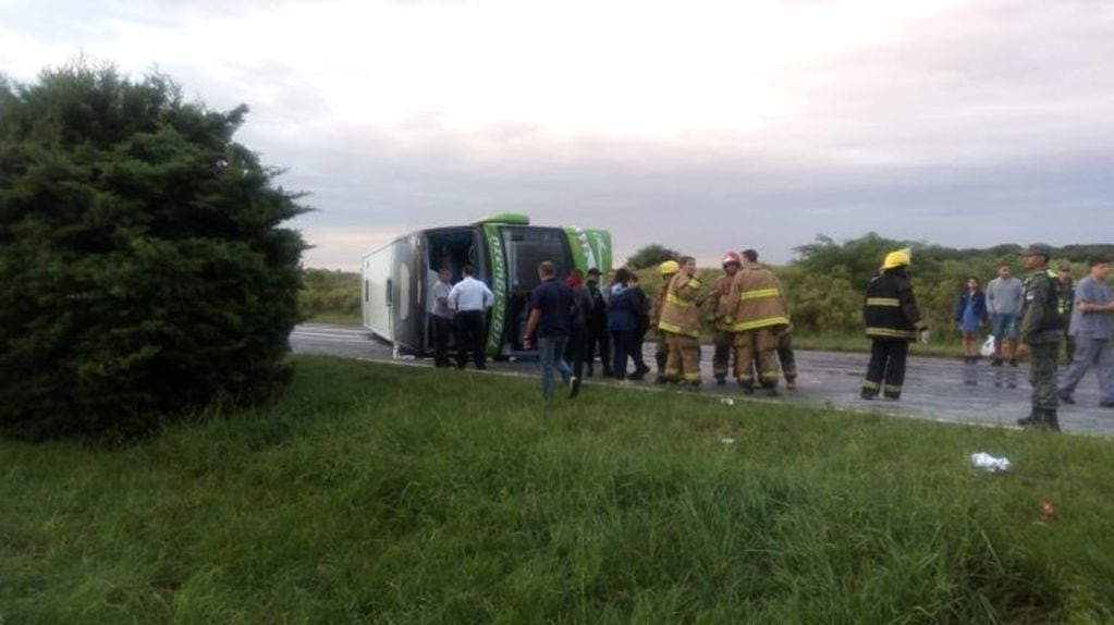 El colectivo pertenece a la empresa Tigre Iguazú y volcó a la altura de Oliveros. (Ministerio de Seguridad)