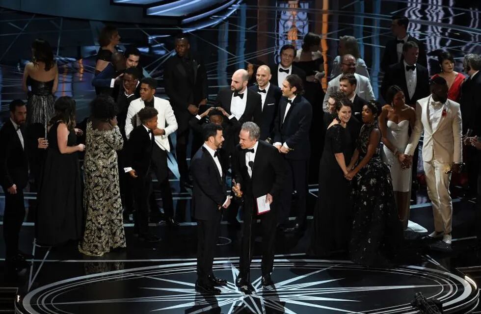HOLLYWOOD, CA - FEBRUARY 26: Actor Warren Beatty (R) explains a presentation error which resulted in Best Picture being announced as 'La La Land' instead of 'Moonlight' with host Jimmy Kimmel onstage during the 89th Annual Academy Awards at Hollywood & Hi