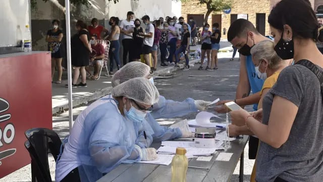 Hisopados y testeos en el ex Registro Civil de avenida Colón de la ciudad de Córdoba. (Ramiro Pereyra / La Voz)