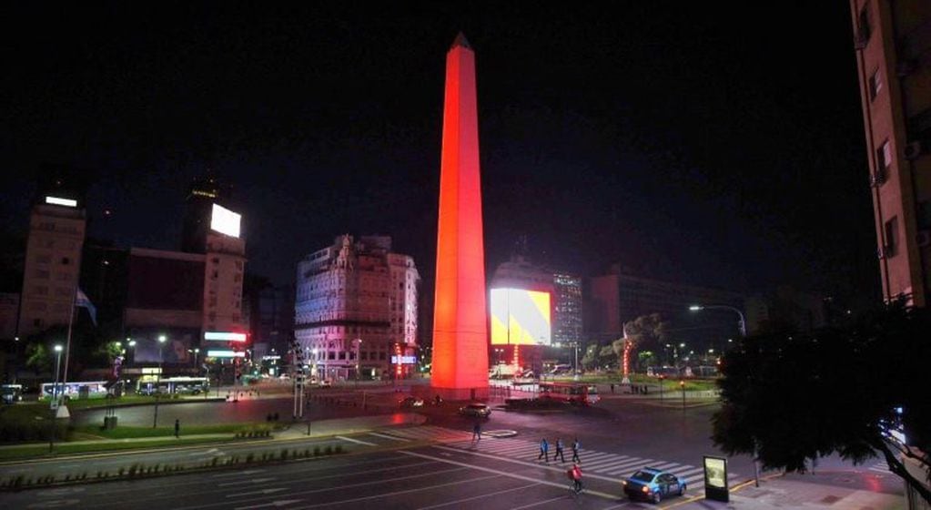 Obelisco iluminado en homenaje a la Cruz Roja.