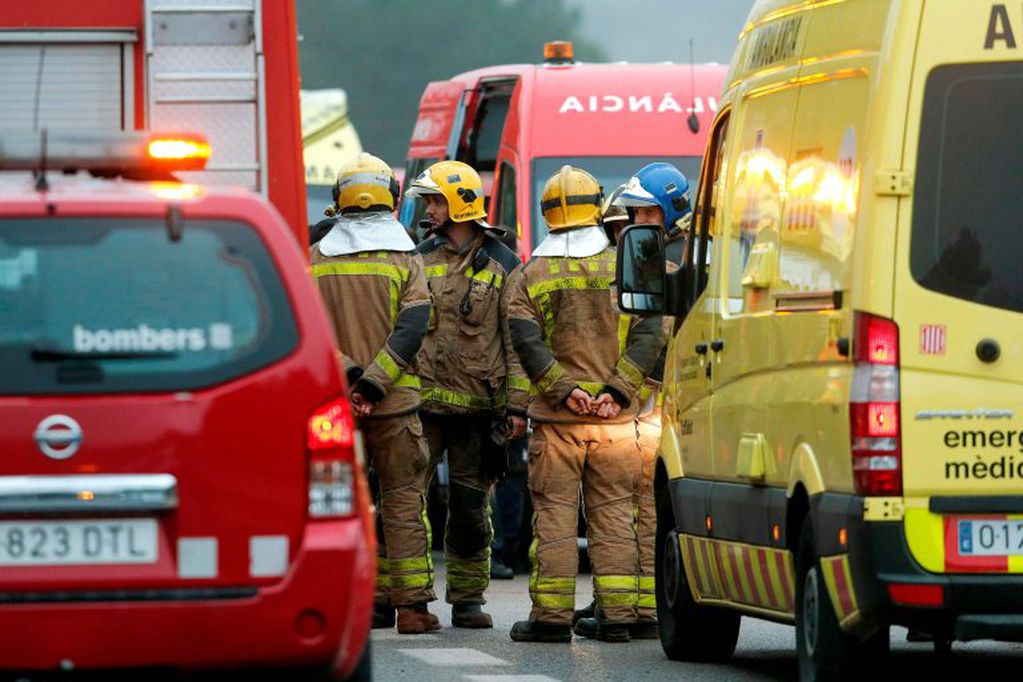 Los bomberos y once ambulancias se trasladaron al lugar del accidente. Foto. AFP.