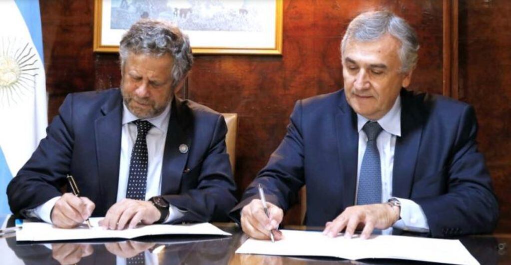 El secretario de Gobierno de Salud de la Nación, Adolfo Rubinstein, y el gobernador  Gerardo Morales, firman la documentación.