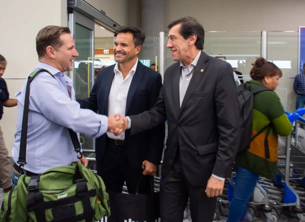 En el aeropuerto Internacional "Dr. Horacio Guzmán", el gobernador Carlos Sadir (derecha) de manera simbólica le dio la bienvenida al "primer turista del 2024" arribado a Jujuy.