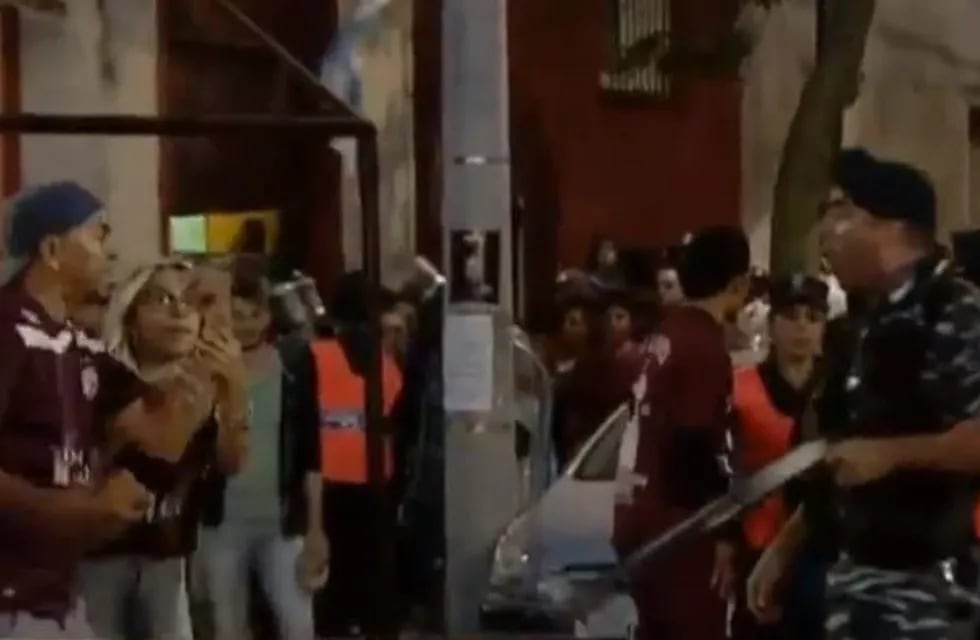 Lanús-Gremio: incidentes entre la policía y los hinchas