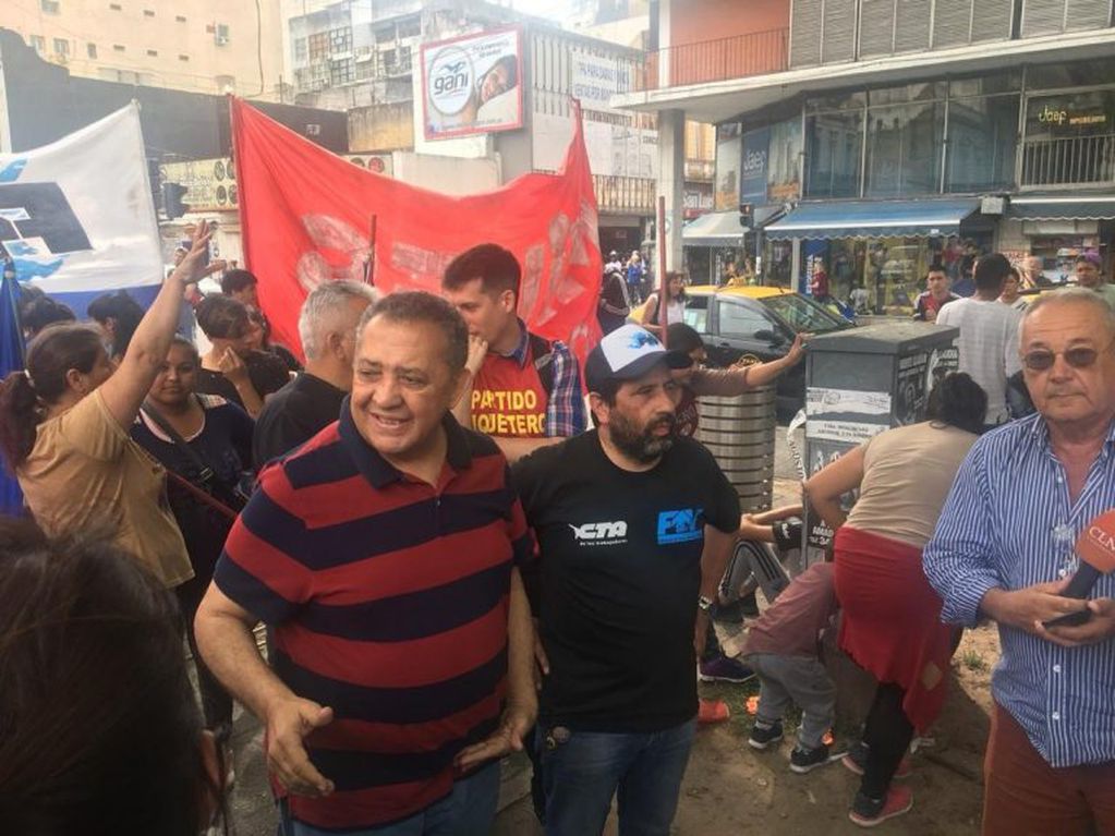 Luis D'Elía se sumó a la movilización del Frente Social Santafesino en Rosario. (@gbelluati)