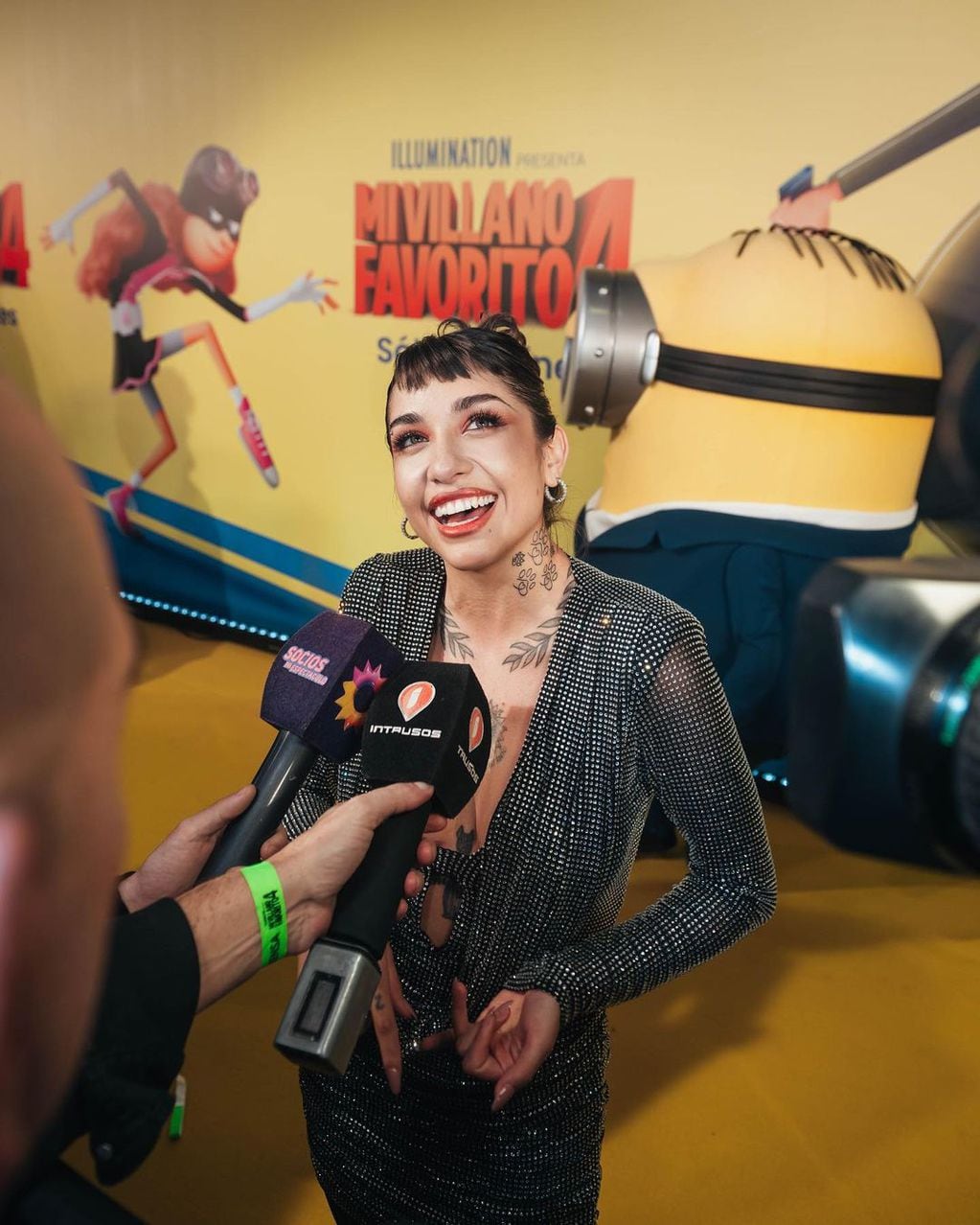 Mega brillo y botas: María Becerra deslumbró en la premiere de “Mi Villano Favorito 4”