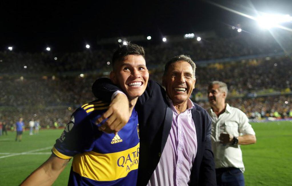 Miguel Russo festeja el campeonato con Jordan Campuzano (Foto: REUTERS/Agustin Marcarian)