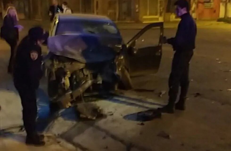 Violento choque entre un auto y un colectivo en Ocampo y Entre Ríos. (@pskassabian)